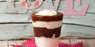 Copo de natas, caramelo e chocolate
