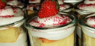 Bolo de frutos vermelhos em frasco Bolo de frutos vermelhos em frasco
