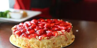 Bolo de Morango e Chantilly