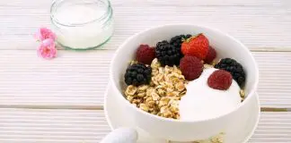 Panna Cotta de Granola, Gengibre e Doce de Manga panna cotta de granola, gengibre e doce de manga