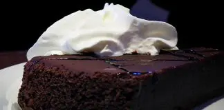 Bolo de chocolate com cobertura no micro-ondas Bolo de chocolate com cobertura no micro-ondas