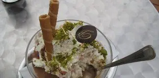 Mousse de coco com chocolate Mousse de coco com chocolate