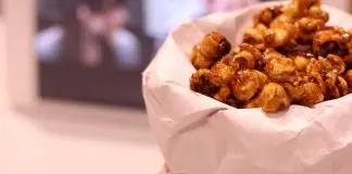 Pipocas com caramelo e chocolate Pipocas com caramelo e chocolate