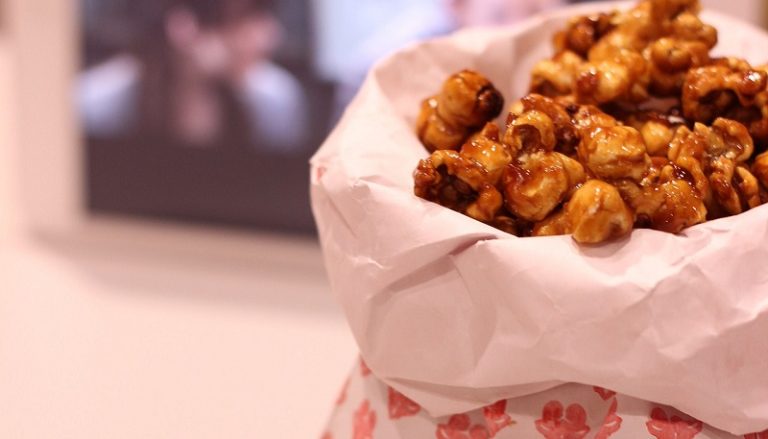 Pipocas com caramelo e chocolate