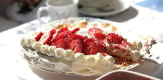 Torta de sorvete com suspiros, framboesas e caramelo Torta de sorvete com suspiros, framboesas e caramelo