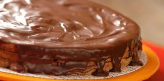 Bolo de chocolate com molho de café