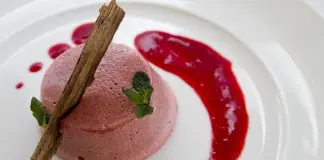 Mousse de morango e brownie Mousse de morango e brownie