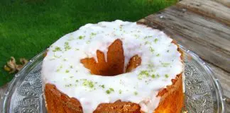Bolo de iogurte com gelatina de limão Bolo de iogurte com gelatina de limão