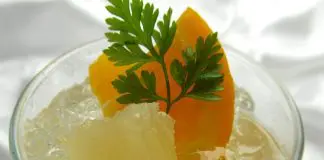 Mousse de pêssego com gelatina Mousse de pêssego com gelatina
