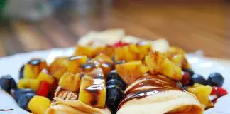 Crepes de frutas e chocolate