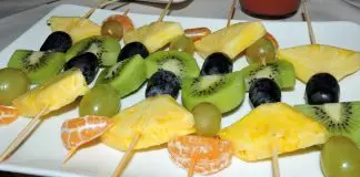 Espetadinhas de frutas e creme de chocolate Espetadinhas de frutas e creme de chocolate