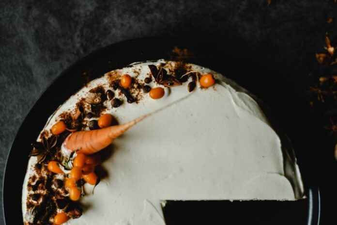 Receita de Bolo de Cenoura e Laranja Caseiro: Sabor Incrível! Delicious carrot cake with creamy frosting and decorative spices.
