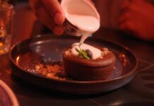 Receita de Bolo de Chocolate úmido com cobertura cremosa Decadent chocolate cake drizzled with coconut cream, perfect for dessert lovers.