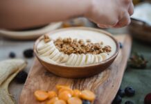 Gelado de banana e iogurte natural: Delícia saudável e fácil Delicious breakfast bowl with banana slices, granola, and blackberries. Perfect nutritious start to the day.