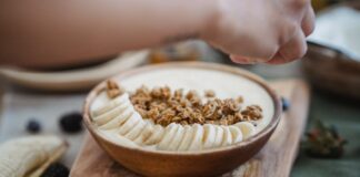 Delicious breakfast bowl with banana slices, granola, and blackberries. Perfect nutritious start to the day.