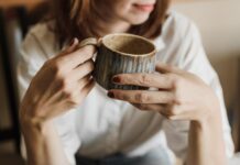 Receita de Bolo de Caneca de Chocolate pronto em minutos Enjoy a relaxing moment with a warm cup of coffee in a handmade mug, perfect for cozy mornings.