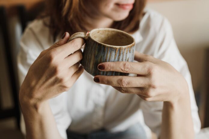 Receita de Bolo de Caneca de Chocolate Pronto em Minutos! Enjoy a relaxing moment with a warm cup of coffee in a handmade mug, perfect for cozy mornings.