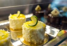 Receita de Bolo de Limão rápido com glace Delicious lime-decorated cakes with white chocolate on a pastry display.