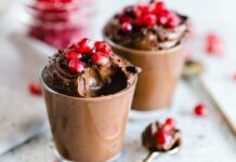 Receita de Mousse de Chocolate com Pepitas: Delicie-se no Natal Luscious chocolate mousse topped with fresh pomegranate seeds, perfect for dessert lovers.