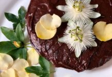 Bolo de chocolate com poucos ingredientes