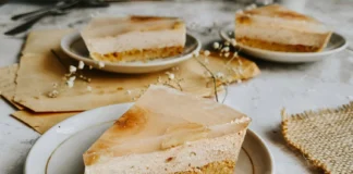 Bolo de Banana simples e económico que encanta Enjoy a delicious slice of rustic banana cream cake with a delicate floral touch, perfect for dessert lovers.