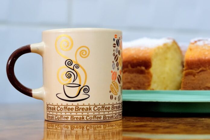Receita de Bolo de Caneca Fofinho: Surpreenda-se no Microondas! A cozy coffee break scene with mug and cake, perfect for food lovers.