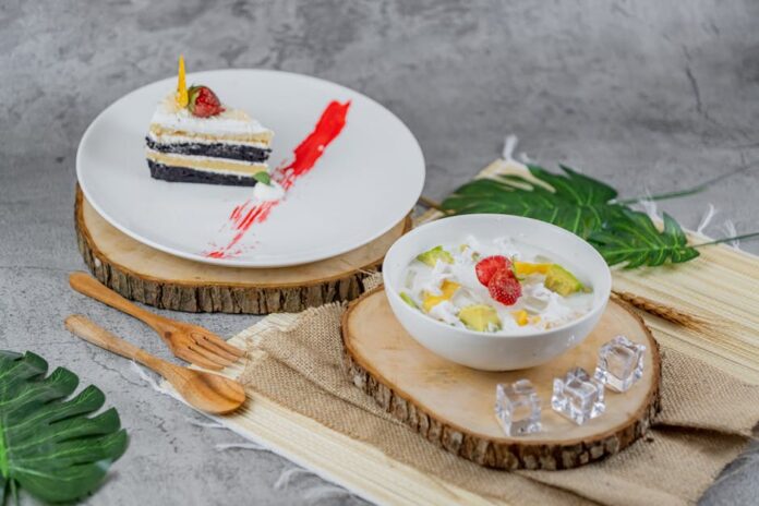 Receita de Bolo de Coco com Iogurte: Sabor Irresistível! A delectable slice of cake alongside a colorful fruit salad, perfect for dessert lovers.