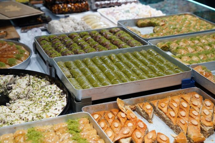 Baklava: Descubra o Segredo do Doce Turco Perfeito An array of freshly baked Turkish desserts including baklava and lokum, showcasing a delicious variety.