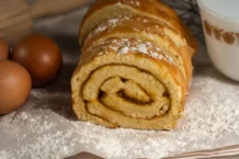 Bolo sem açúcar caseiro simples Tasty homemade Swiss roll cake surrounded by eggs and flour, perfect for baking enthusiasts.