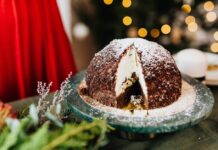 Bûche de Noël: Descubra o segredo da sobremesa tradicional A delightful chocolate cake dusted with powdered sugar, perfect for festive gatherings.