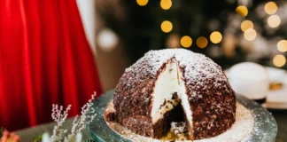 Bûche de Noël: Descubra o segredo da sobremesa tradicional A delightful chocolate cake dusted with powdered sugar, perfect for festive gatherings.