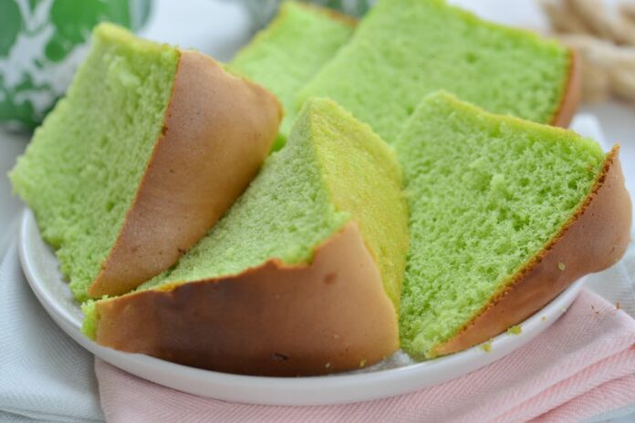 Chiffon Cake: Descubra o Segredo do Bolo Mais Leve! Delectable slices of green pandan chiffon cake on a white plate. Perfect for dessert lovers.