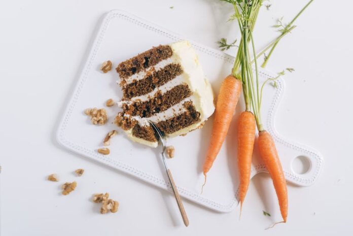 Delicie-se com Carrot Cake: Receita Surpreendente e Fácil! A tantalizing slice of carrot cake with frosting, walnuts, and fresh carrots on a chopping board.