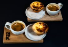 Descubra o doce tradicional português económico e surpreenda Enjoy authentic Portuguese Pastel de Nata paired with espresso at a Berlin café, perfect for dessert lovers.