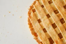 Whoopie Pie: A delícia dos EUA Mouth-watering close-up of a homemade lattice apple pie, perfect for dessert inspiration.