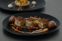 Tiramisù Italiano: Descubra o segredo autêntico Exquisite dessert platter featuring assorted gourmet delights in an artistic arrangement.