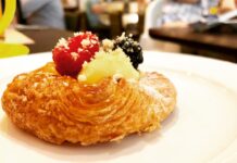 Kouign-amann: Delícia francesa irresistível Tempting pastry topped with berries and cream, perfect for dessert lovers.