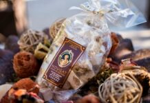 Nougat: A tradição da deliciosa iguaria açucarada Delicious French nougat with almonds and honey in Montélimar setting.