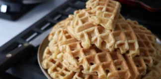 Waffles: Receita perfeita e irresistível A close-up view of freshly made waffles on a plate, ideal for breakfast.