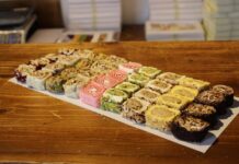 Turkish Delight: O segredo doce da Turquia A selection of colorful Turkish desserts on display in a Karabük dessert shop.