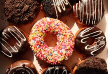 Donuts irresistíveis: Descubra os sabores mais inusitados Bright and delicious donuts with sprinkles and chocolate, perfect for bakery promotions and dessert lovers.