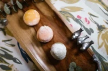 Mochi: Descubra o segredo do delicioso doce japonês A vibrant assortment of mochi desserts elegantly presented on a wooden tray, perfect for food photography and culinary visuals.