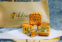 Mooncake: Descubra o segredo do doce tradicional asiático Close-up of beautifully designed mooncakes with intricate floral patterns, ideal for festive occasions.