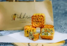 Mooncake: Descubra o segredo do doce tradicional asiático Close-up of beautifully designed mooncakes with intricate floral patterns, ideal for festive occasions.