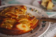 Apple Pie: O segredo para uma tarte perfeita Close-up of a rustic homemade apple pie on a vintage patterned plate, evoking a warm, cozy mood.