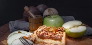 Bolo de Maçã saudável Close-up of a tasty apple nut cake with fresh green apples and walnuts.