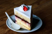 Receita de bolo feito à colher: Descubra o segredo Indulge in this mouthwatering slice of strawberry cream cake, perfect for dessert lovers.