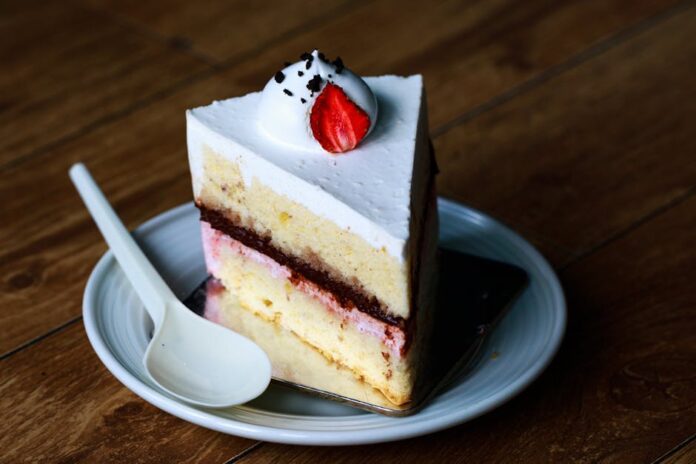 Receita de bolo feito à colher: descubra o segredo fácil! Indulge in this mouthwatering slice of strawberry cream cake, perfect for dessert lovers.