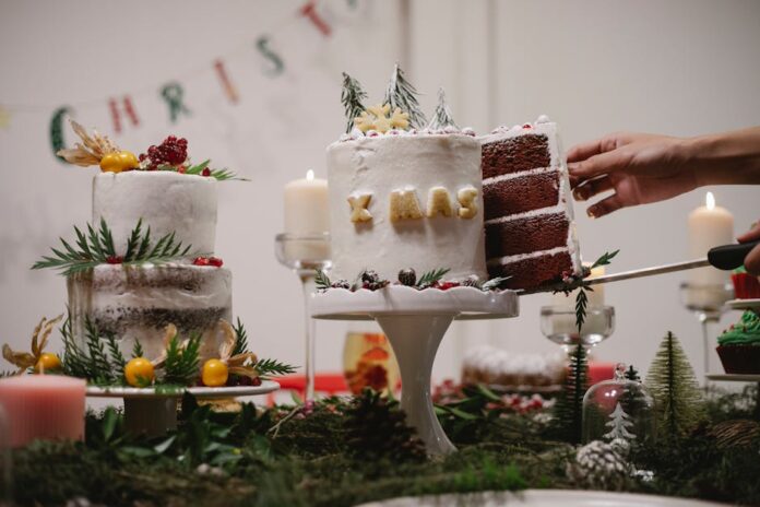 Receita de bolo sem batedeira: fácil e surpreendente! A hand cuts a slice from a beautifully decorated Christmas cake adorned with festive decor indoors.