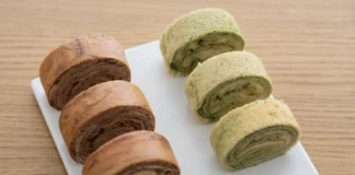 Swiss Roll: O segredo para perfeição macia Close-up of chocolate and matcha cake roll slices on a plate, perfect for dessert lovers.